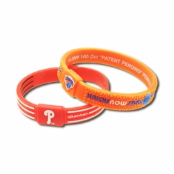 色付きのエンボスシリコンリストバンドブレスレット